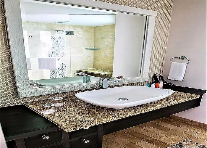 Pensión 2 Bedroom Executive Suite. In The Heart Of Cabo!